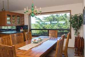 Dining - Heron Breeze - Pet Friendly, Views of Bodega Head, Doran Beach, and the Links (Bodega Bay)