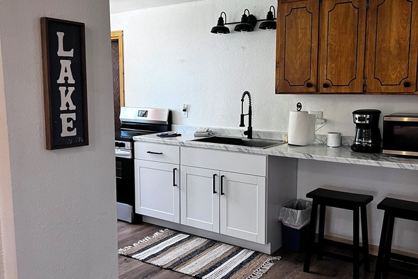 Mikrobølgeovn, ovn, kokeplater og kaffetrakter/tekoker