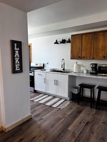 Microwave, oven, stovetop, coffee/tea maker. Bear Lake Private Suite-Sleeps 5-Historic Paris