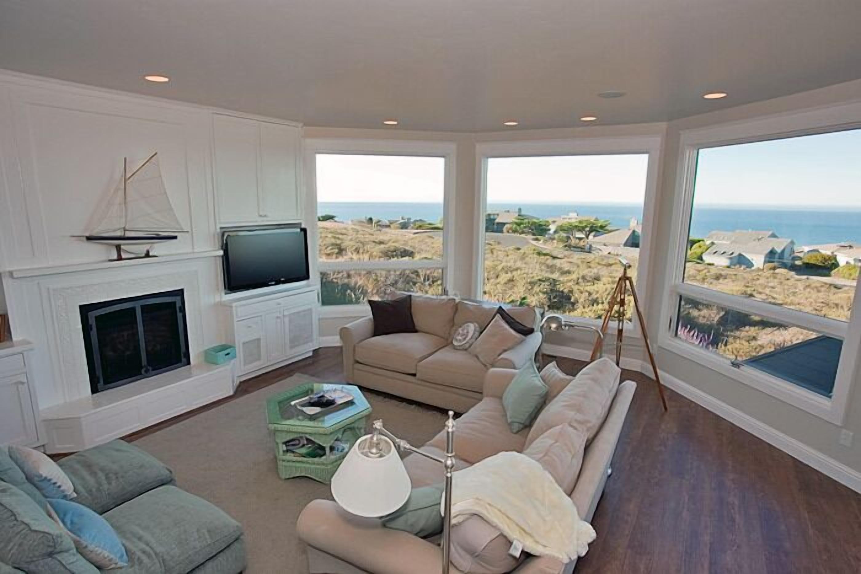 Flat-screen TV, fireplace, stereo