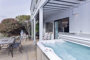 Outdoor dining - Mary's Place - Great family home, beautiful views of Bodega Head. (Bodega Bay)