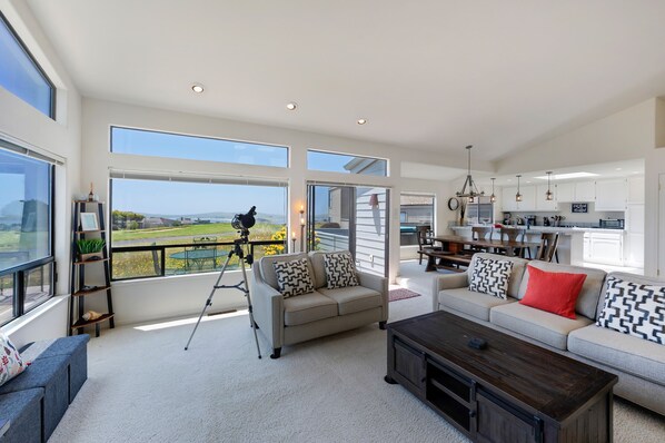 Smart TV, fireplace, DVD player, ping pong