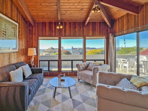 Sandpiper - 2 Master suites, private  with hot tub, walk to beach.