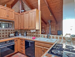 Kjøleskap, mikrobølgeovn, oppvaskmaskin og kaffetrakter/tekoker