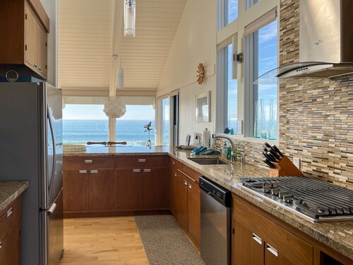 Louw Tide - Modern home, ocean front, spanning views.