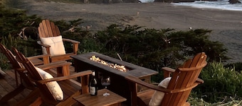 Louw Tide - Modern home, ocean front, spanning views.