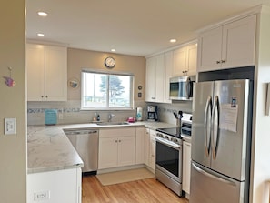 Private kitchen - Pacific Panorama - Cozy cottage in Sereno Del Mar, nice ocean views. (Bodega Bay)