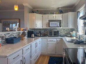 Coffee/tea maker, fridge, microwave, oven - Fabella - Ocean front cottage, spectacular Views, short walk to the beach. (Bodega Bay)