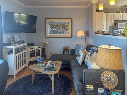 Fabella - Ocean front cottage, spectacular Views, short walk to the beach.