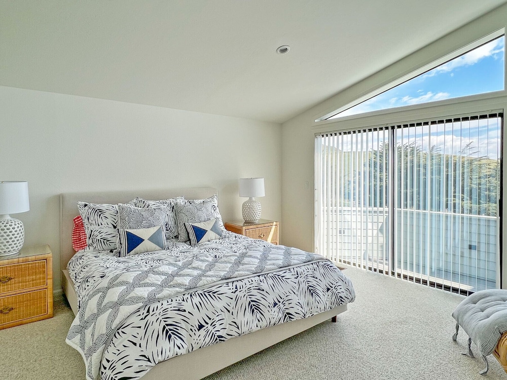 Moonrise Kingdom Light warm home, spanning views to the south & Tomales Pt. Bodega Bay Vrbo