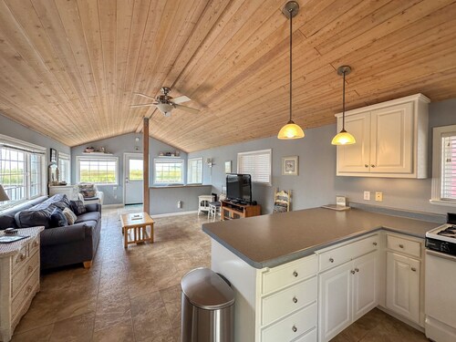 The Cabin - Cozy Salmon Creek beach cottage, big deck, great views.