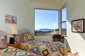 3 عدّة غرف نوم وخدمة الإنترنت وملاءات أسرّة