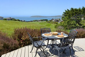 Outdoor dining - Pacific Gem - Amazing views down the 1st fairway out to the Pacific. (Bodega Bay)