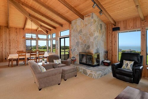 Pacific Gem - Amazing views down the 1st fairway out to the Pacific.