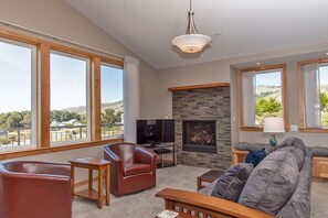 تلفزيون ذكي، مدفأة، مكتب