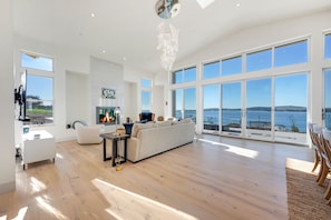 Smart TV, fireplace, stereo