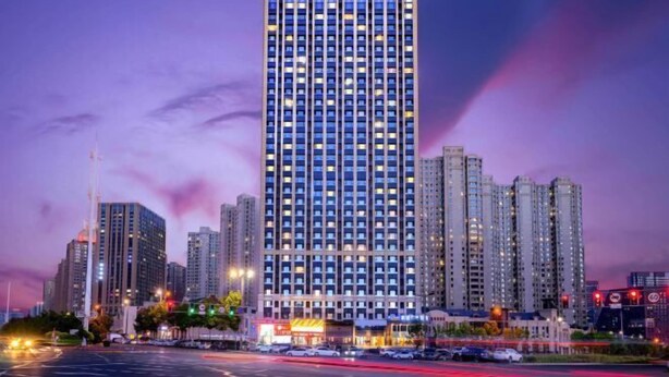 Un immeuble de grande hauteur, comportant de nombreux étages, vraisemblablement un hôtel ou un immeuble de bureaux, doté d’une architecture moderne et d’un grand nombre de fenêtres.