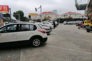 A parking lot with multiple cars and a yellow vehicle. - Yixuan Hotel (Ningbo Xiangshan People's Square) (Xiangshan)