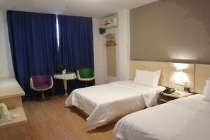 A hotel room with two beds, a small table, a chair, and a nightstand with a lamp. - Yixuan Hotel (Ningbo Xiangshan People's Square) (Xiangshan)