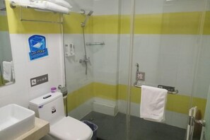 A bathroom with a shower, toilet, and sink. - Yixuan Hotel (Ningbo Xiangshan People's Square) (Xiangshan)
