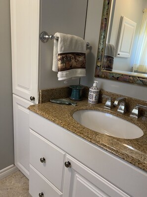 Hiustenkuivaaja, pyyhkeet, saippua, vessapaperi