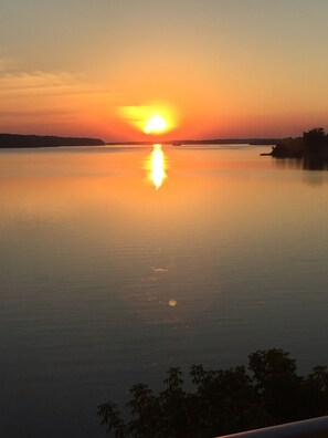 Ranta lähistöllä, aurinkotuoleja