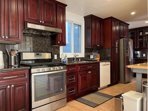 ثلاجة، ميكروويف، فرن، موقد طهي مسطح