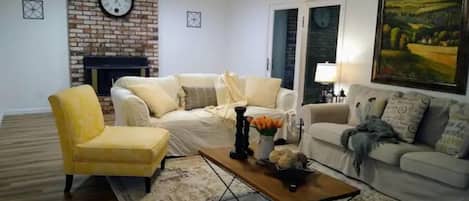 Smart TV, fireplace