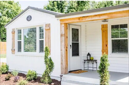Charming Magnolia Cottage with Hot Tub Near Liberty & Downtown