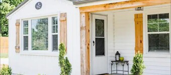 Charming Magnolia Cottage with Hot Tub Near Liberty & Downtown