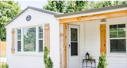 Charming Magnolia Cottage with Hot Tub Near Liberty & Downtown