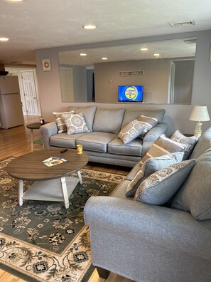Smart TV, fireplace - Charming Cape House in Bourne, 10 minutes to Beaches (Bourne)