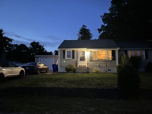 Exterior - Charming Cape House in Bourne, 10 minutes to Beaches (Bourne)