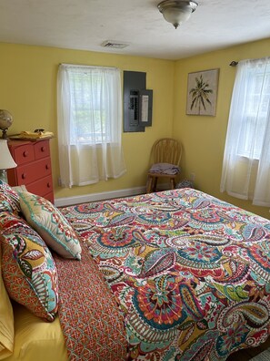 3 bedrooms, WiFi, bed sheets - Charming Cape House in Bourne, 10 minutes to Beaches (Bourne)