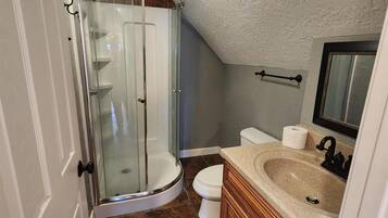 Douche, bidet, serviettes fournies, papier toilette