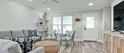 スマートテレビ、卓球台、書庫