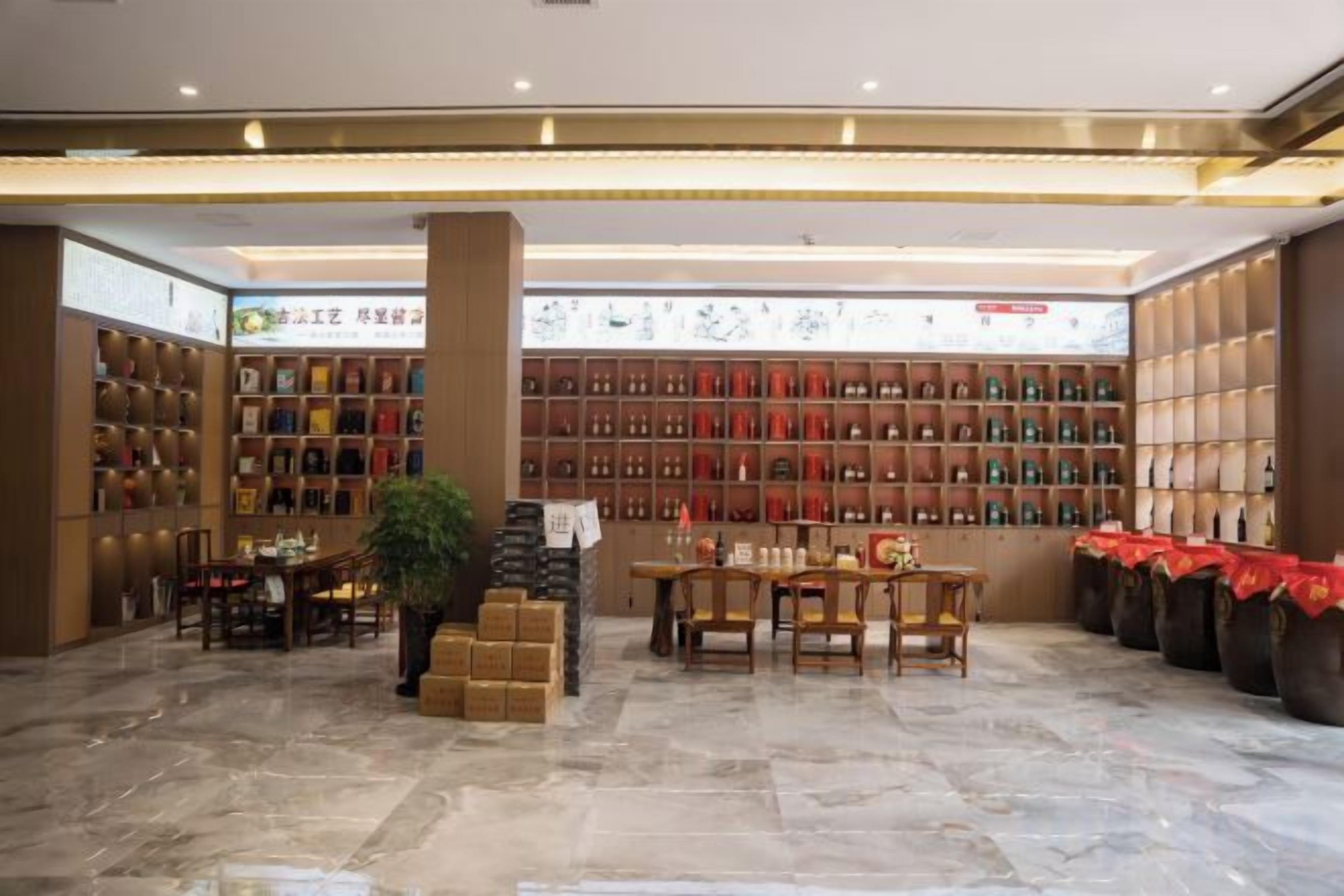 Une librairie avec des étagères remplies de livres et une table entourée de chaises au centre.