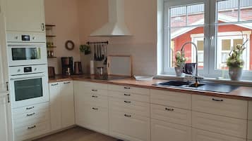 Kühlschrank, Mikrowelle, Herdplatte, Geschirrspüler