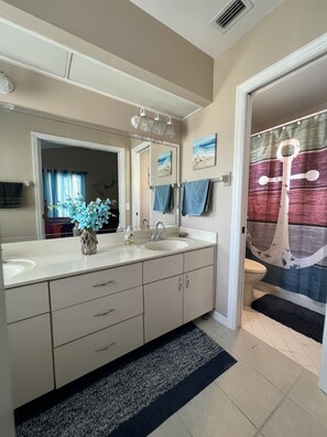 Douche, sèche-cheveux, serviettes fournies, savon