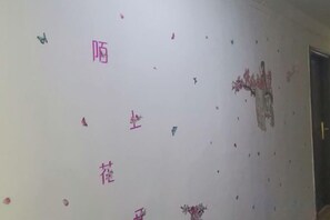 A wall with decorative elements and a door. - Shujie Hotel (Ji'an)
