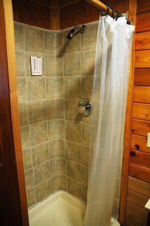 Douche, serviettes fournies