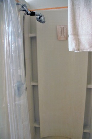 Douche, serviettes fournies