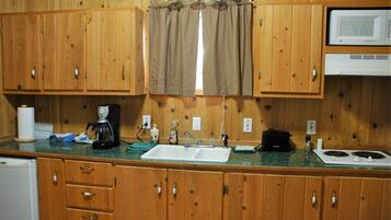 Refrigerador, microondas, placa de cocina, cafetera/tetera