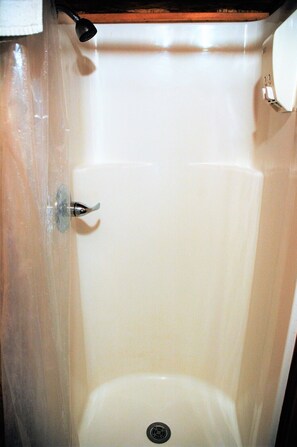 Een douche, handdoeken