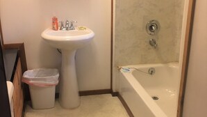 Ein Badezimmer mit Toilette, Waschbecken und Badewanne.