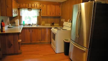 Full-sized fridge, microwave, oven, stovetop