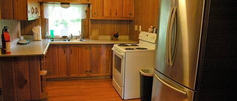 Full-size fridge, microwave, oven, stovetop