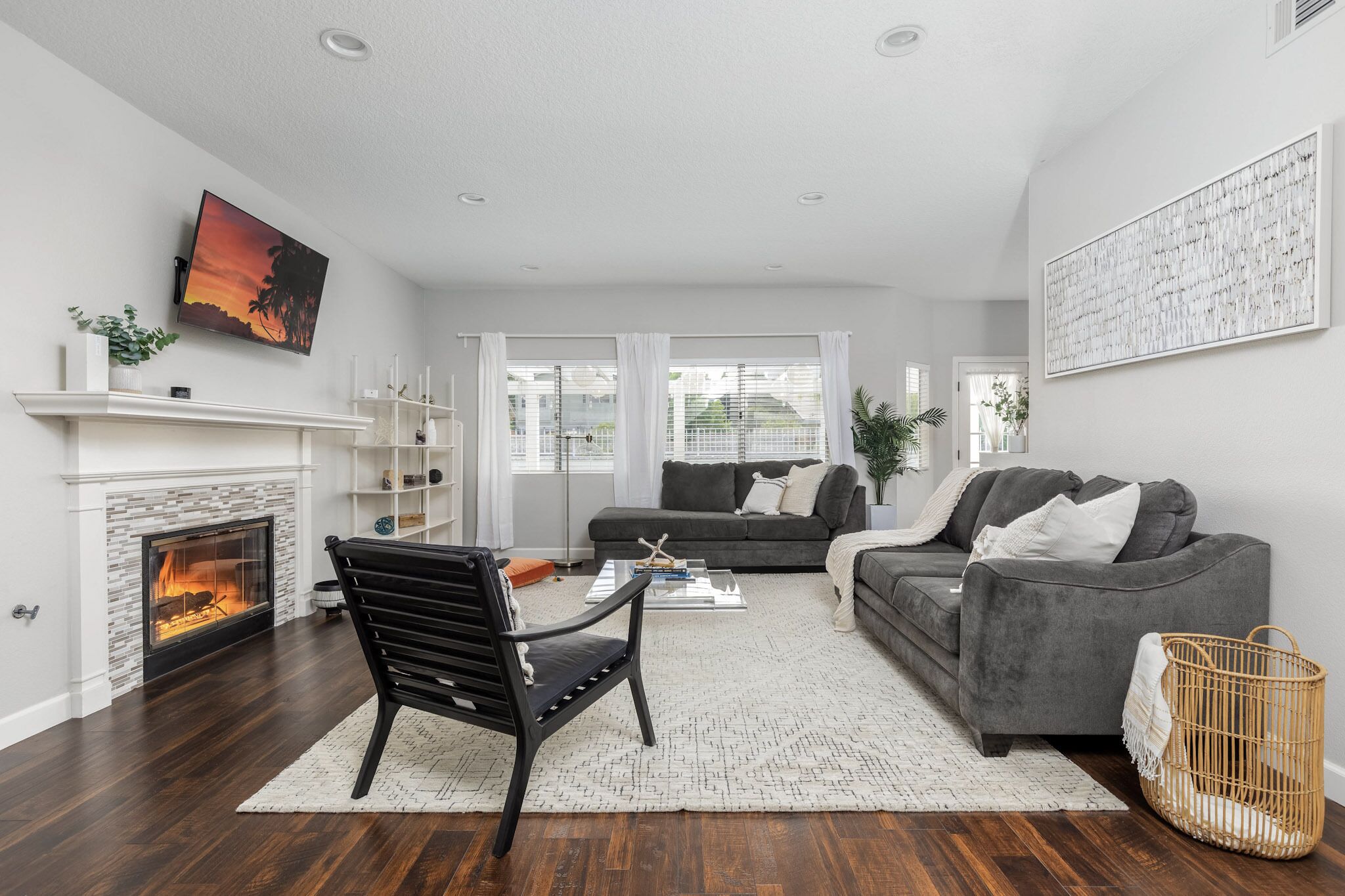 Smart TV, fireplace