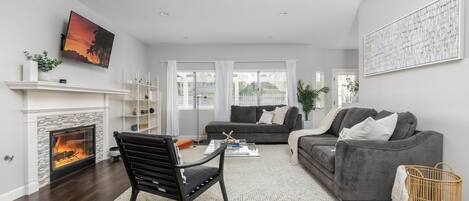 Smart TV, fireplace