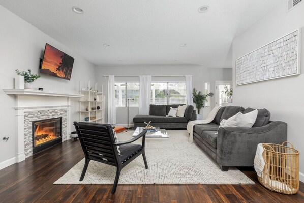 Smart TV, fireplace - GOODE.HOMES | Luxury Modern Home w/ Jacuzzi (Santa Clarita)